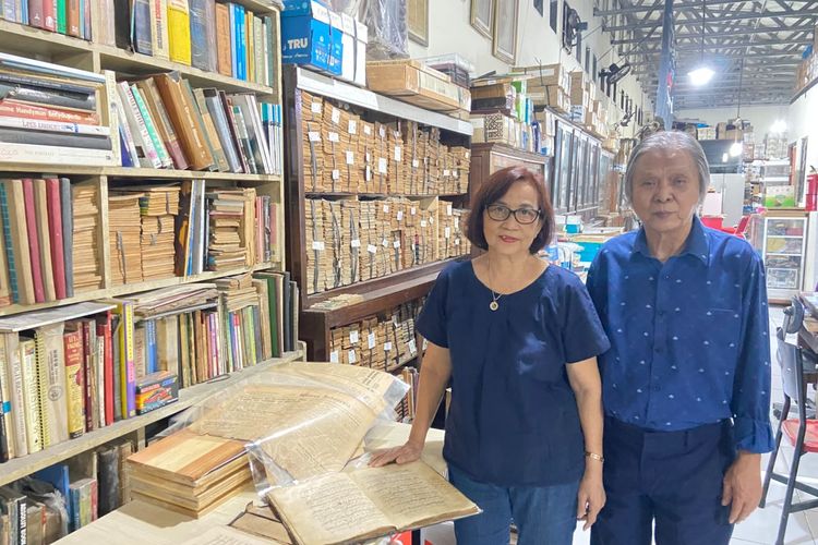 Zero Bujet, Pasutri di Semarang Puluhan Tahun Tekun Koleksi Koran Lawas hingga Arsip Tua