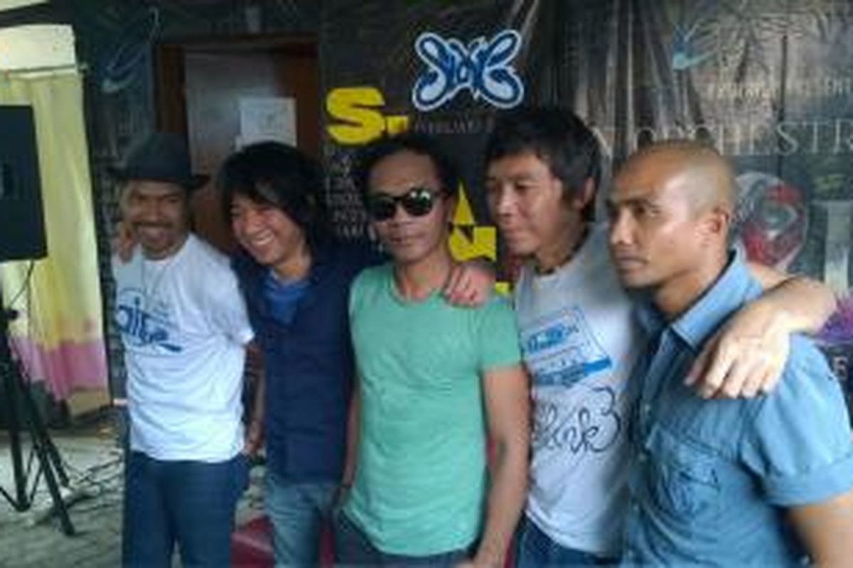 Slank, yang terdiri dari Ridho, Abdee, Kaka, Bimbim, dan Ivanka (dari kiri ke kanan), diabadikan di pusat kegiatan mereka, di Jalan Potlot III No 14, Duren Tiga, Jakarta Selatan, Minggu (22/3/2015).