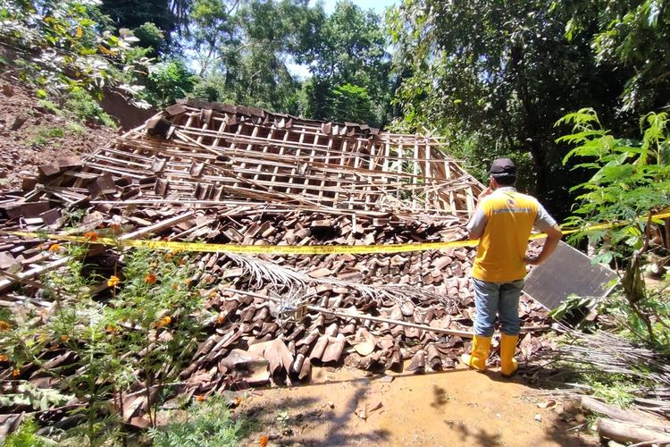 Seorang lanjut usia bernama Marsinem tewas tertimpa rumah di Pedukuhan Papak, Kalurahan Kalirejo, Kapanewon Kokap, Kabupaten Kulon Progo, Daerah Istimewa Yogyakarta. Tidak ada yang tahu peristiwa yang diduga terjadi di saat hujan petir semalam.