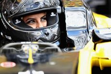 Rayakan Saudi Bolehkan Wanita Menyetir, Wanita Ini Jajal Mobil F1