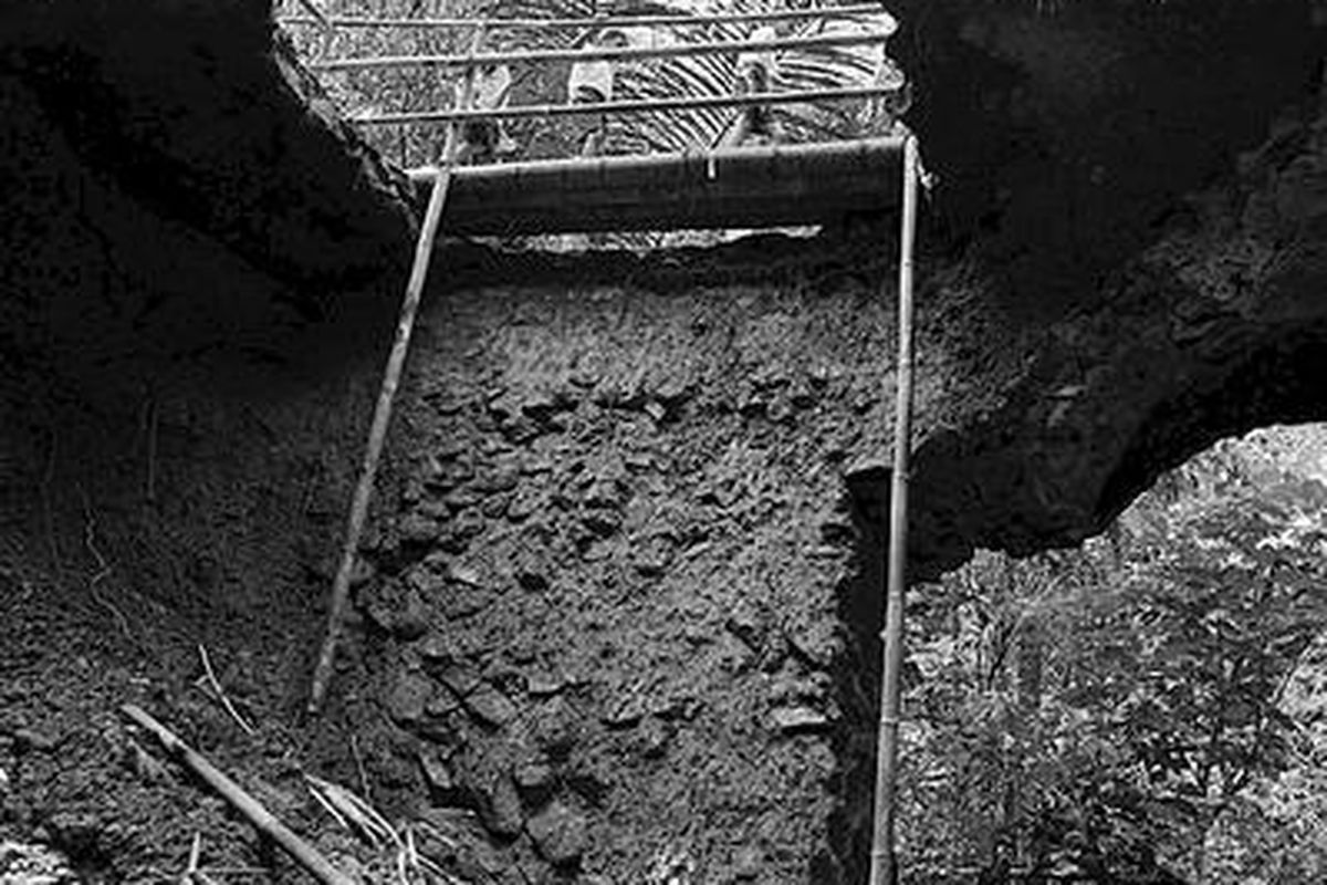 Sejumlah pelajar, Senin (5/3), menyeberangi jembatan Kali Wadak di Desa Sumowono, Kaligesing, Purworejo, Jawa Tengah, yang sebagian runtuh saat hujan deras pada hari Jumat (2/3). Warga berharap jembatan penghubung Kecamatan Sumowono dengan Kecamatan Loano di Kabupaten Purworejo tersebut segera dapat dilewati kendaraan kembali sehingga mobilitas mereka tidak tersendat.