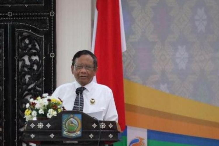 Mahfud MD bersama gubernur NTB Zulkieflimansayah di Gedung  Graha Bhakti Praja Kantor Gubernur NTB