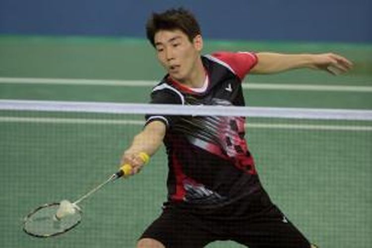 Pebulu tangkis tunggal putra Korea Selatan, Son Wan-ho, mengembalikan kok ke arah pemain Taiwan, Chou Tien Chen, pada laga semifinal beregu putra Asian Games 2014 di Incheon, Korea Selatan, Senin (22/9/2014).