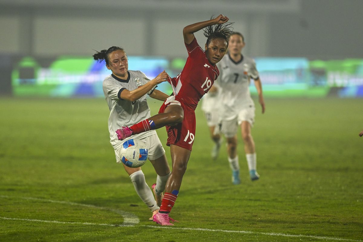 Pesepak bola Timnas Putri Indonesia Viny Silfianus (kanan) berebut bola dengan pesepak bola Timnas Putri Kirgistan Adelaida Myrzalieva (kiri) saat pertandingan kualifikasi Piala Asia Wanita 2026 Grup D di Stadion Indomilk Arena, Kabupaten Tangerang, Banten, Minggu (29/6/2025). Timnas Putri Indonesia menang atas Timnas Putri Kirgistan dengan skor 1 - 0.ANTARA FOTO/Galih Pradipta/rwa.