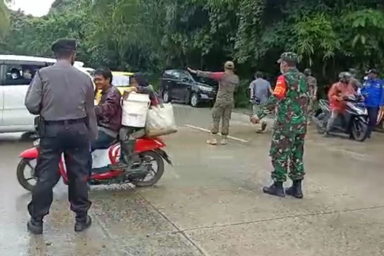 Tim gabungan Satgas Penanganan Covid-19 Kabupaten Kutai Kertanegara, Kaltim, saat melakukan penutupan akses jalan poros Samarinda – Tenggarong, Minggu (11/7/2021).