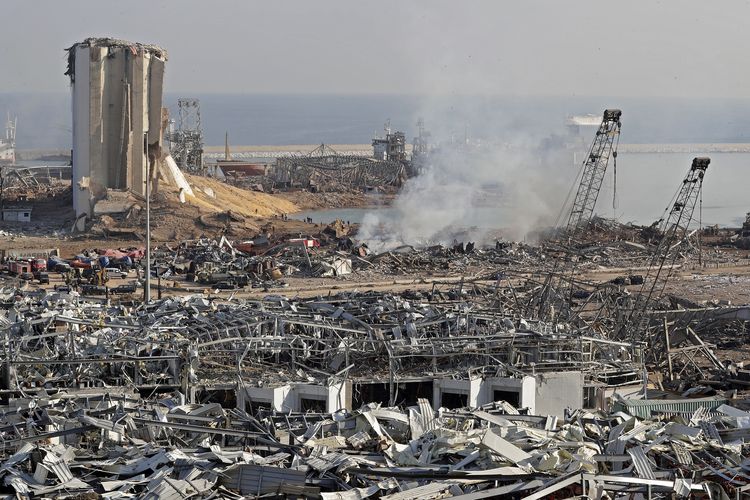 Pemandangan yang menunjukkan kondisi Beirut, Lebanon, pada 5 Agustus 2020 setelah ledakan yang menghantam sehari sebelumnya (4/8/2020), menewaskan 100 orang dan melukai ribuan lainnya.