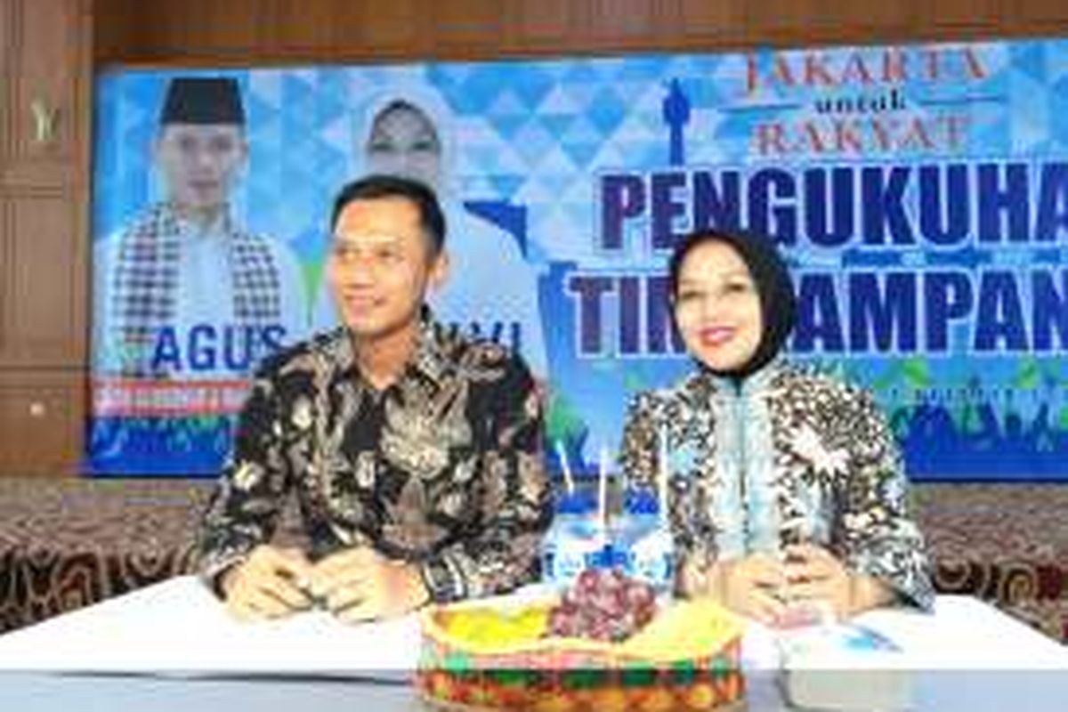 Bakal calon gubernur dan wakil gubernur DKI Jakarta, Agus Harimurti Yudhoyono dan Sylviana Murni saat pengukuhan tim pemenangan di Is Plaza, Jakarta Timur, Jumat (7/10/2016).