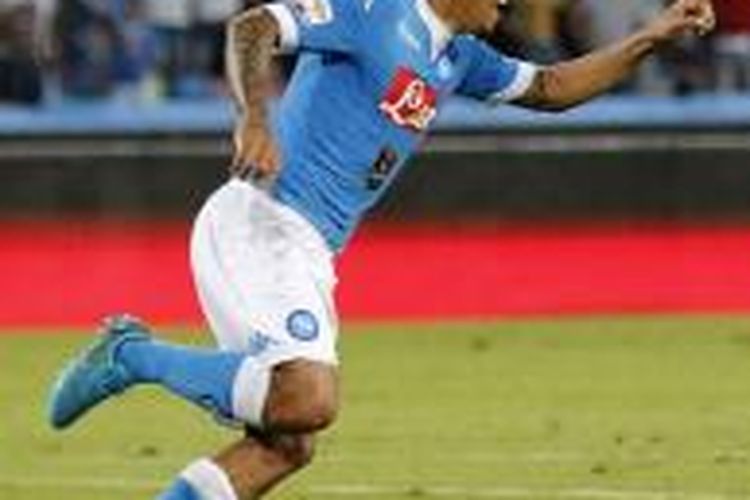 Allan mencetak satu gol saat Napoli menang telak 5-0 atas Lazio, Minggu (20/9/2015). 