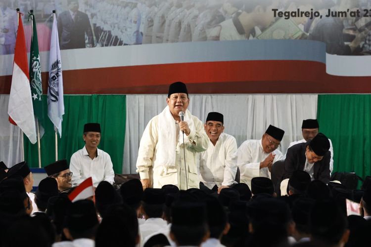 Ketua Umum Partai Gerindra Prabowo Subianto saat berkunjung ke Pesantren Api Asri Syubbanul Wathon Tegalrejo, Magelang, Jawa Tengah, Jumat (23/9/2022) malam. 