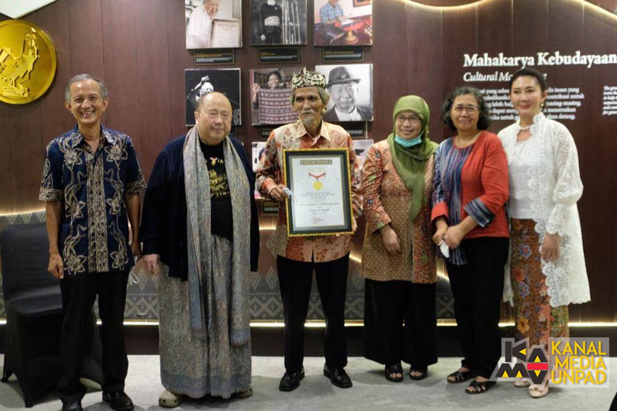 Prof. Ace Setiawan Abdullah didampingi istri Prof. Dr. Budi Nurani Ruchjana berfoto bersama dengan Ketua MURI Jaya Suprana usai pemberian penghargaan di Jakarta, 17 Desember 2021 lalu.