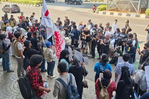 Massa Berdemo di Depan Kejagung Tuntut MBG Dihentikan dan BGN Dibubarkan