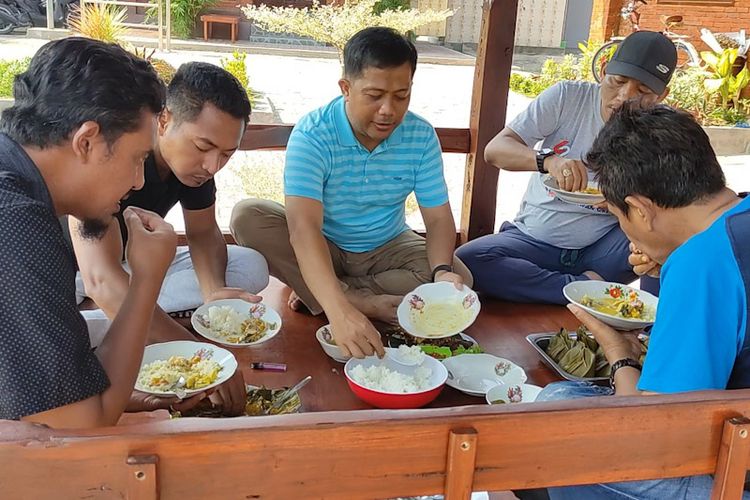 Pengunjung dapat menikmati berbagai olahan ikan kutuk di rumah makan dan pemancingan Al Hambra, yang berada di Desa/Kecamatan Duduksampeyan, Gresik, Jawa Timur.