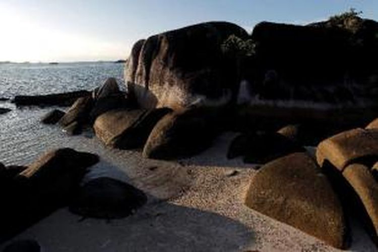 Suasana Pantai Tanjung Kelayang, Kecamatan Sijuk, Belitung, Selasa (12/4/2011). Pulau Belitung terkenal dengan keindahan lokasi wisata pantai pasir putih berbatu granit artistik.