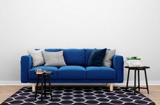 5 Cara Mendekorasi Ruang Tamu dengan Sofa Biru