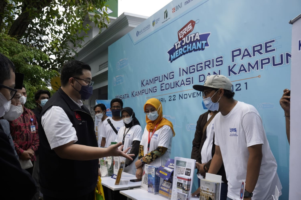 Mas Dhito tampak berbincang dengan pelaku UMKM di Kampung Inggris, Kecamatan Pare, Jawa Timur.