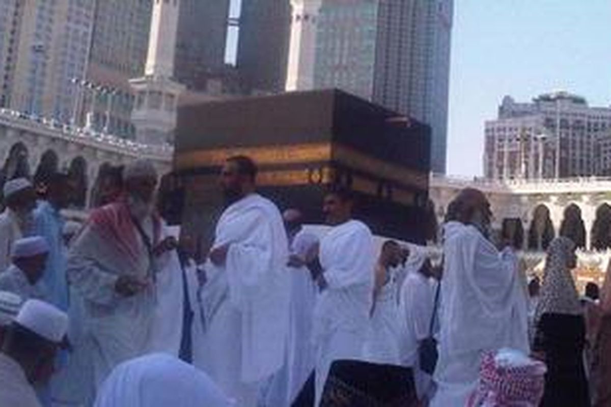 Jemaah haji tengah berada di depan Ka'Bah, Masjidil Haram, Mekkah, pada musim haji tahun 2011.