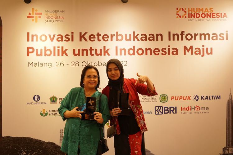 Humas dan Informasi Publik UNJ meraih dua penghargaan dalam ajang Anugerah Humas Indonesia 2022 yang digelar pada 28 Oktober 2022 di Malang, Jawa Timur.