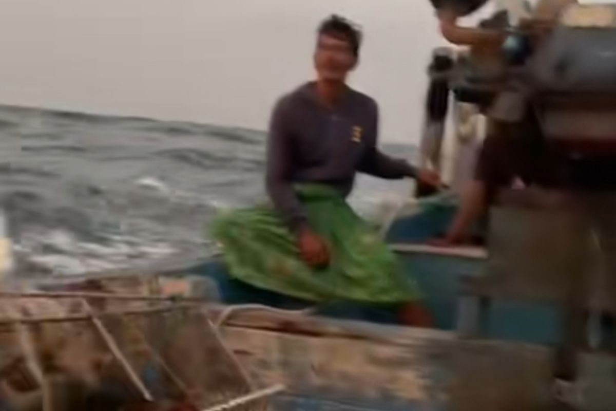 Pasien diatas perahu dari Pulau Mandangin hendak ke RSUD Moh Zyn Sampang.