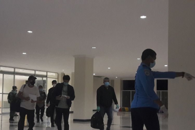 Para TKA tiba di Bandara Haluoleo Kendari dengan menggunakan pesawat carter