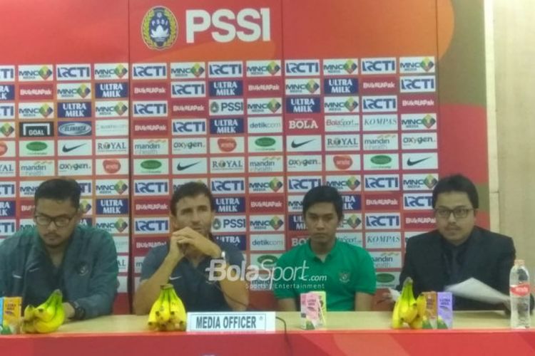 Pelatih dan pemain timnas U-23 Indonesia, Luis Milla serta Septian David Maulana saat memberikan keterangan pers seusai takluk 1-2 dari timnas U-23 Korea Selatan, Sabtu (23/6/2018).