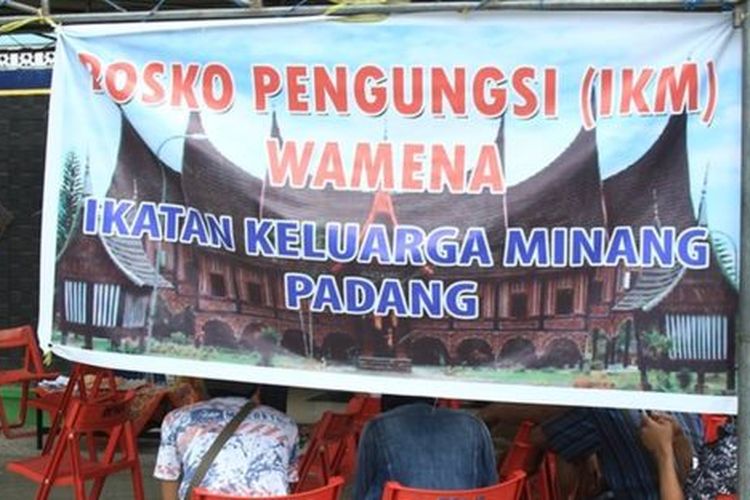 Ikatan Keluarga Minang Padang di Papua membuka posko pengungsian di kawasan Sentani, Jayapura. Ada ratusan warga asal Sumatera Barat yang bermukim di Wamena sebelum kerusuhan melanda 23 September lalu. 