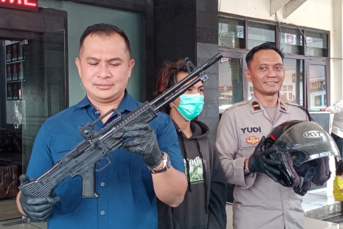 Polisi menunjukkan senjata laras panjang mainan usai viral di media sosial.