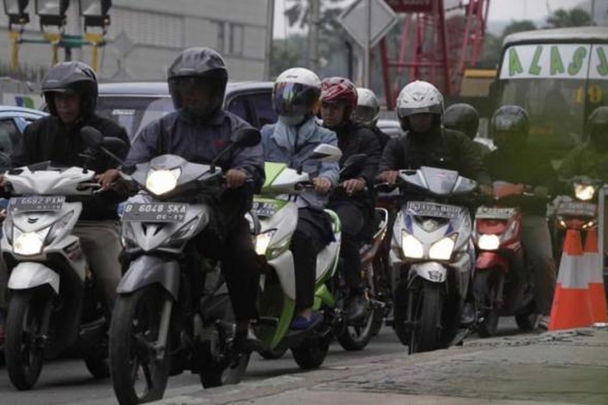 Motor melintas di Jalan MH Thamrin, Jakarta, Selasa (11/11/2014). Selama Desember Pemprov DKI Jakarta akan membatasi kendaraan roda dua melintas Jalan MH Thamrin mulai dari Bundaran Hotel Indonesia sampai Istana Merdeka.