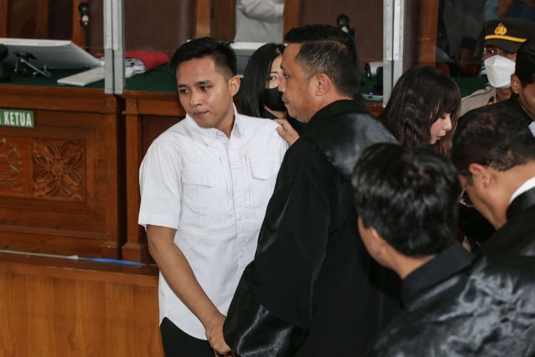 Terdakwa kasus dugaan pembunuhan berencana terhadap Nofriansyah Yosua Hutabarat atau Brigadir J, Richard Eliezer menjalani sidang vonis di Pengadilan Negeri Jakarta Selatan, Rabu (15/2/2023).