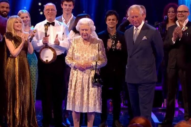 Ratu Elizabeth II merayakan ulang tahunnya ke-92 dalam sebuah konser amal di London, Inggris, Sabtu (21/4/2018). (YouTube)