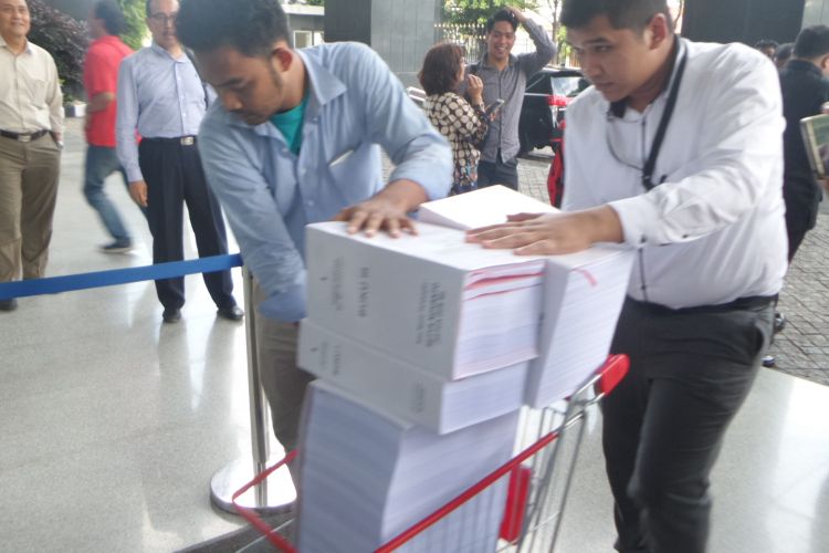 Berkas tuntutan Setya Novanto tiba di Gedung Pengadilan Tipikor Jakarta, Rabu (6/12/2017).