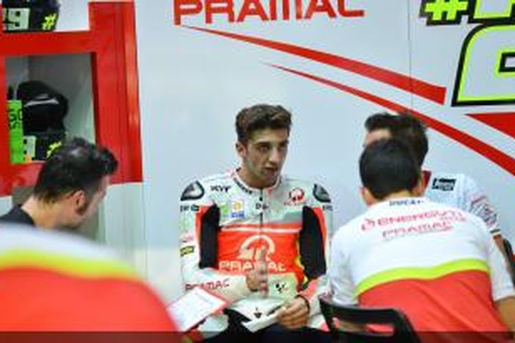 Pebalap Pramac Ducati asal Italia, Andrea Iannone (tengah) berdiskusi dengan timnya di garasi Sirkuit Losail pada sesi latihan bebas pertama GP Qatar, Kamis (20/3/2014).