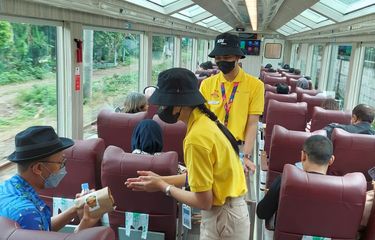 Suasana dalam gerbong Kereta Api (KA) Panoramic 