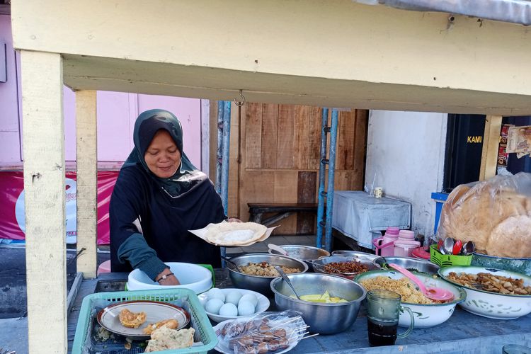 Slamet Rahayu, penjual bubur opak yang menjadi makanan khas Bandungan Kabupaten Semarang