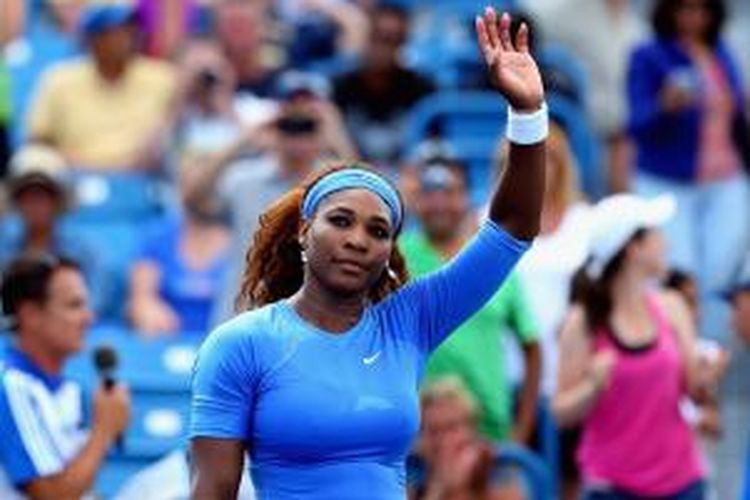 Petenis Amerika Serikat, Serena Williams melambai kepada penonton setelah kemenangannya atas Simona Halep dari Rumania, di babak perempat final Western & Southern Open di Lindner Family Tennis Center, Cincinnati, Jumat (16/8/2013).