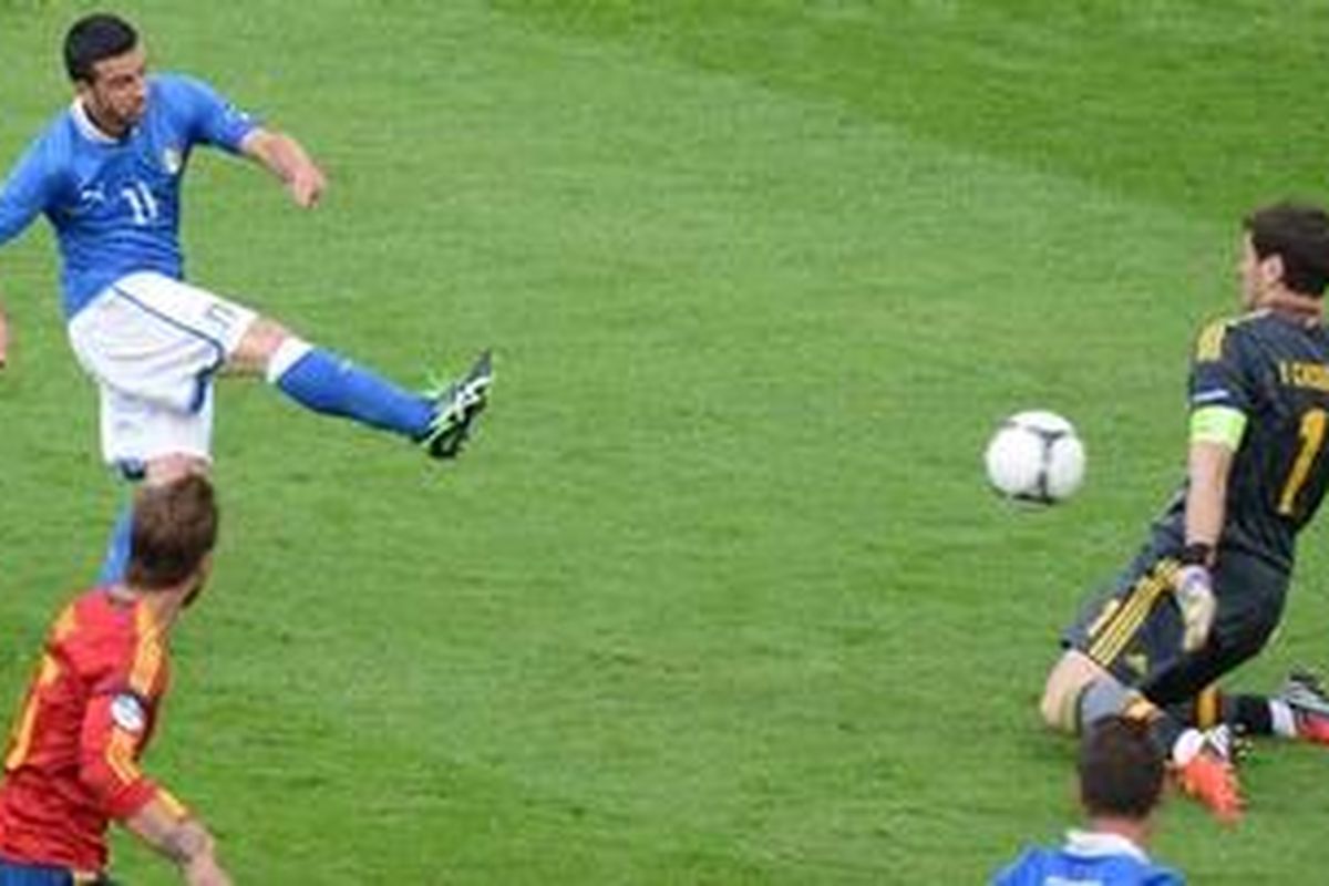 Striker Italia, Antonio Di Natale (kiri) menaklukkan kiper Spanyol, Iker Casillas, dan membawa Italia unggul 1-0 pada penyisihan Grup C Piala Eropa 2012, Minggu (10/6/2012). Namun, Spanyol akhirnya memaksa Italia mengakhiri pertandingan dengan skor 1-1 lewat gol Cesc Fabregas.