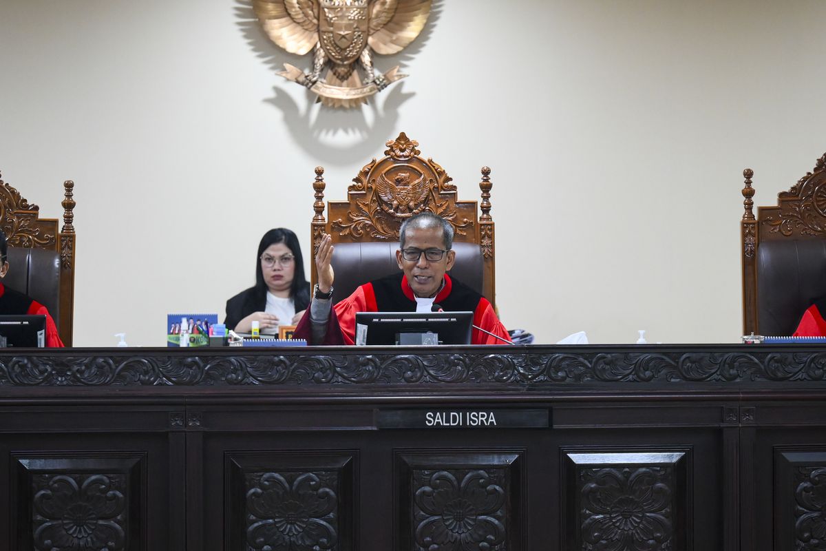 Gugatan Keluarga di Sidang Pilkada, Saldi Isra Berkelakar: Bisa Diselesaikan dalam Kain Sarung