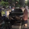 Tabrak Separator Busway di Galur Jakarta Pusat, Toyota Camry Ringsek