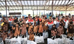 Peringati Hari Anak Nasional, Pertamina Bagikan Seragam Sekolah untuk Anak-anak Balikpapan