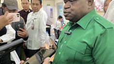 Jenguk Korban Keracunan MBG, Pigai: Kalau Sudah Sembuh Kembali Sekolah Biar Bisa Jadi Menteri Seperti Saya