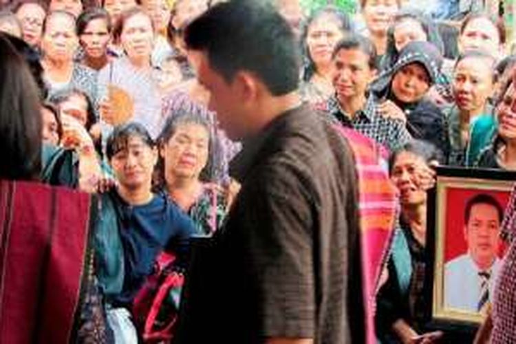 Anggota keluarga menangis ketika jenazah Parado Toga Fransiano Siahaan (30) tiba di Medan, Sumatera Utara, Rabu (13/4). Parado, juru sita penagihan Kantor Pelayanan Pajak Pratama Sibolga, tewas dibunuh wajib pajak saat menjalankan tugas, Selasa (12/4).