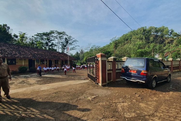 Mobil antar jemput siswa terparkir di SDN Sumberwungu II, Tepus, Gunungkidul Senin (12/9/2022)