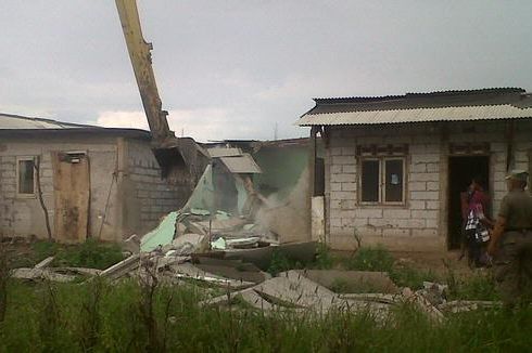 Kerja Cepat, Puluhan Rumah di Lahan Waduk Pluit Dibongkar