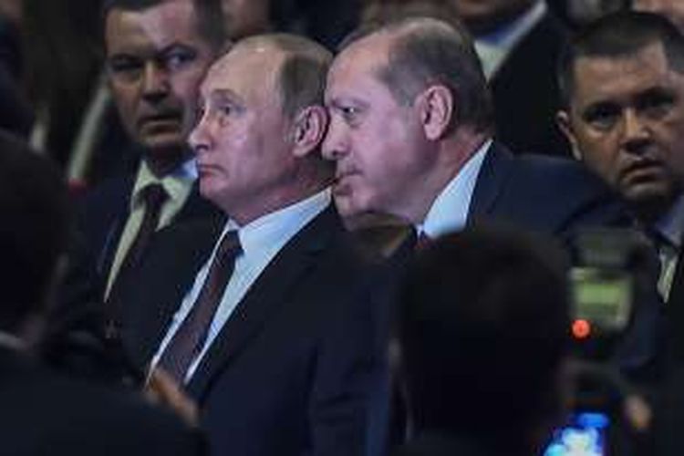 Presiden Rusia Vladimir Putin dan Presiden Turki Recep Tayyip Erdogan saat menghadiri Kongres Energi Dunia di Istanbul, Senin (10/10/2016).