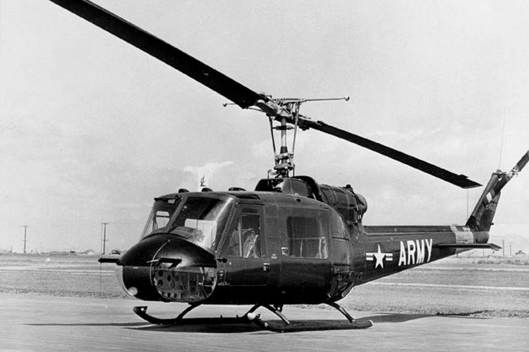 Helikopter Bell UH-1B-BF milik Angkatan Darat AS pada awal 1960-an.