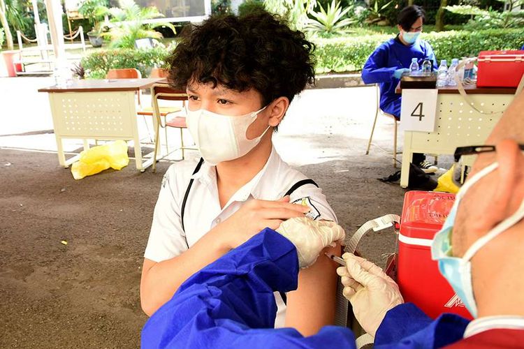 Suasana vaksinasi Covid-19 bagi pelajar yang digelar di SMAN 5 Bandung, Jalan Belitung, Kota Bandung, Jawa Barat, Rabu (14/7/2021). Pemerintah Provinsi Jawa Barat resmi memulai vaksinasi Covid-19 terhadap para pelajar di Jawa Barat, dengan menargetkan 1.000 sampai 2.000 siswa yang divaksin per harinya.