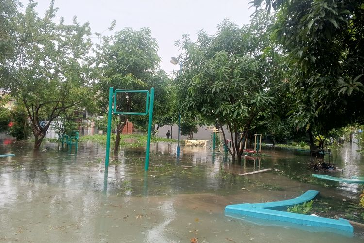 Taman di samping rumah reporter Kompas.com, Manda Firmansyah, terendam banjir pada Senin (19/1/2026). Lokasinya berada di salah satu perumahan di Kelurahan Bahagia, Kecamatan Babelan, Kabupaten Bekasi.