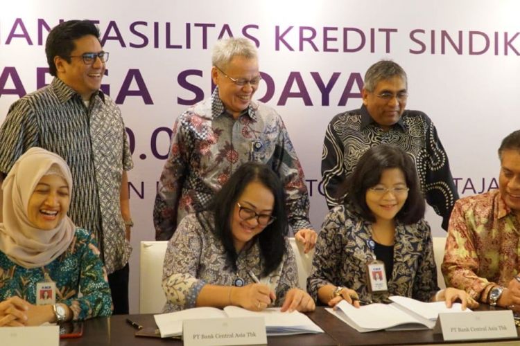 Direktur Utama PT Lintas Marga Sedaya Datuk Ir. Mohd Zulastri Mohd Amin (kanan) bersama Executive Vice President Group Corporate Finance BCA Susiana Santoso (kedua kiri), Executive Vice President Group Corporate Banking BCA Yuli Melati Suryaningrum (kiri), dan Kepala Kantor Cabang Korporasi BCA Dhejani Surjadi (kedua kanan) disaksikan oleh (baris kedua) Direktur PT Bank Central Asia Tbk (BCA) Rudy Susanto (tengah), Senior Executive Vice President Group Corporate Banking BCA Wira Chandra (kiri) dan Komisaris PT Lintas Marga Sedaya Dato? Noorazman Abd Aziz (kanan) menandatangani Perjanjian Kredit Sindikasi yang diberikan oleh pihak perbankan dan lembaga keuangan non perbankan senilai Rp8,889 Triliun berjangka waktu 15 tahun untuk Proyek Pengembangan Tol Cipali dan Pembangunanan Airport Link Tol BIJB Kertajati di Jakarta, Senin (17/09).