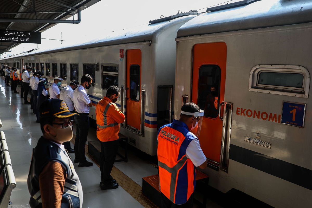 Petugas membungkukkan badan melepas rangkaian Kereta Api (KA) Serayu di Stasiun Pasar Senen, Jakarta Pusat, Jumat (12/6/2020). Kereta Api Jarak Jauh Reguler kembali beroperasi dan ada satu kereta yang diberangkatkan yakni dari Stasiun Pasar Senen menuju Stasiun Purwokerto di Jawa Tengah, pengoperasian diikuti dengan penerapan protokol pencegahan COVID-19.