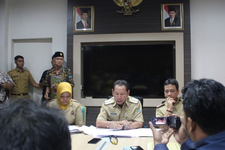 Walikota Pekalongan Jawa Tengah Saelany Mahfudz saat menjelaskan tentang Pekan Batik kepada media.
