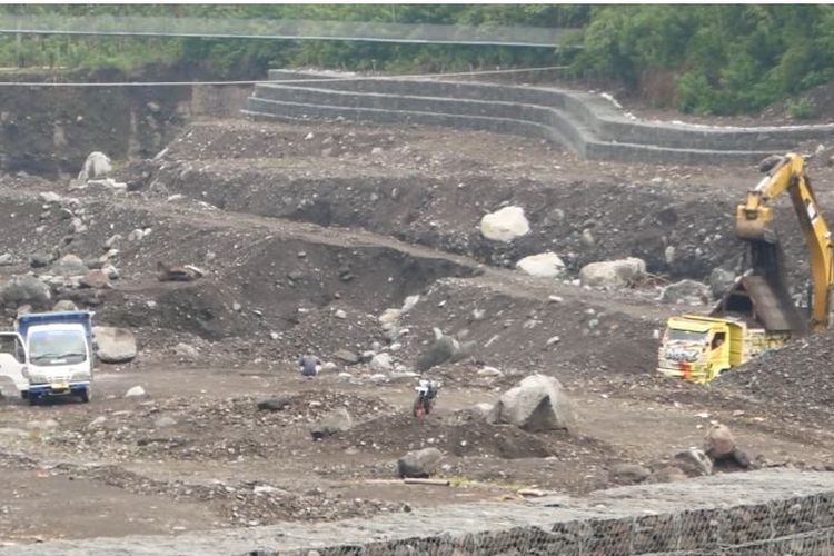 Aktivitas pertambangan pasir di sungai aliran lahar Gunung Semeru, Jumat (16/8/2024)
